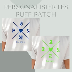 Könnte beinhalten: Weiße T-Shirts mit personalisierten Puff-Patches. Eines zeigt ein blaues Design mit Initialen und "Est 2025". Das andere hat ein grünes Design mit Initialen und "Est 2025". Der Text "PERSONALISIERTES PUFF PATCH" steht oben.