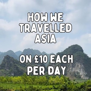 Puede incluir: Una foto de un paisaje pintoresco con montañas en el fondo y un río en primer plano. El río está lleno de búfalos de agua. El texto "HOW WE TRAVELLED ASIA ON £10 EACH PER DAY" está superpuesto en la imagen. El texto "Nettie & Dave The climbing backpackers" está en la parte inferior de la imagen.