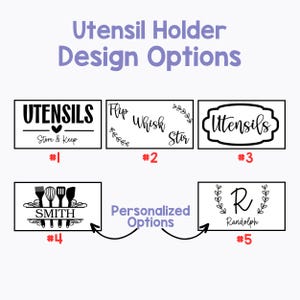Op de afbeelding: Afbeelding met ontwerpopties voor keukengerei houders. De tekst bevat "Utensil Holder Design Options" en verschillende ontwerpen, genummerd van #1 tot #5. Ontwerpen bevatten tekst zoals "Utensils", "Flip Whisk Stir" en gepersonaliseerde opties met namen.