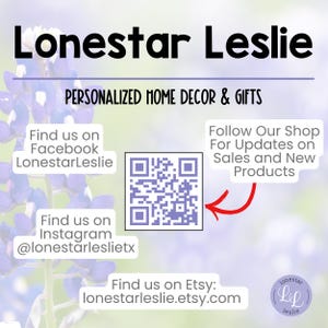 Op de afbeelding: Afbeelding met de tekst "Lonestar Leslie" en "PERSONALIZED HOME DECOR & GIFTS." Het bevat social media-informatie voor Facebook, Instagram en Etsy, een QR-code en een logo.