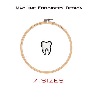 Può includere: Un disegno di ricamo di un dente bianco in un telaio da ricamo in legno. Il disegno è disponibile in 7 dimensioni. MACHINE EMBROIDERY DESIGN.
