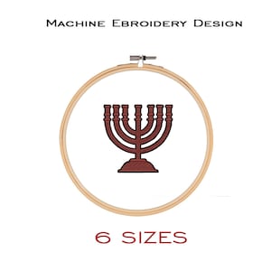 Puede incluir: Diseño de bordado a máquina de una menorá marrón con siete velas, en un aro de bordado de madera. El diseño está disponible en seis tamaños.