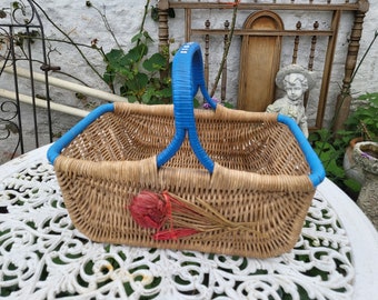 Beautiful 1950s vintage wicker basket with floral raffia embellishments. Kitchenalia. Shop prop. Shopping basket.