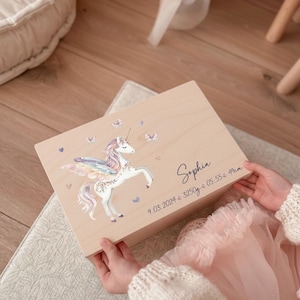Könnte beinhalten: Ein Set aus drei Keramikbechern mit gesprenkelter, matter Oberfläche. Die Becher sind in Creme-, Hellgrau- und Dunkelgrautönen gehalten. Jeder Becher hat ein schlichtes, minimalistisches Design, perfekt für Kaffee oder Tee.