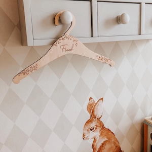 Personalisierter Kleiderbügel aus Holz mit Namen | Personalisierter Holzkleiderbügel für Baby | personalisierter Baby-Kleiderbügel | Kinderkleiderbügel |