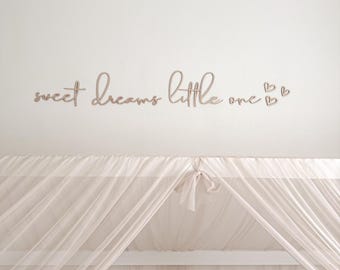 Holzschriftzug „Sweet dreams little one“ mit Herzen