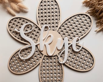 Namensschild aus Rattan mit Gänseblümchenmuster – Namensschild aus Holz – Personalisierte Wanddekoration – Blumen-Namensschild – Rattan-Gänseblümchen-Set – Mädchenzimmer – Holzblumen
