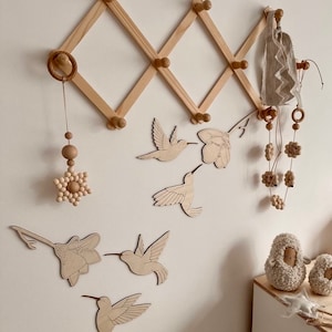 Holzkolibri-Wanddekoration, Wanddeko aus Holz, Holzanhänger Kolibri, Holzdekoration, Kinderzimmer Dekoration, Wildblumen aus Holz