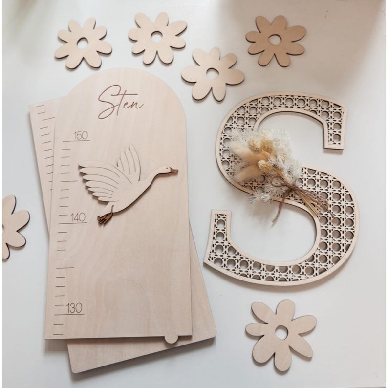 K&ouml;nnte beinhalten: Holz-Kinderzimmer-Dekor-Set mit einer Wachstumstabelle mit einer Gans, dem Namen "Sten" und einem dekorativen Buchstaben "S" mit gewebtem Design. Enth&auml;lt Holzblumen-Ausschnitte. Die Wachstumstabelle misst bis zu 150 cm.