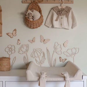 fleurs en bois avec des papillons
