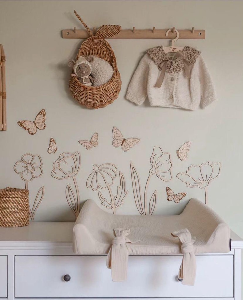fleurs en bois avec des papillons