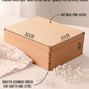 Op de afbeelding: Een houten kist van natuurlijk grenenhout, afmetingen 30 cm x 20 cm x 14 cm, met een gladde, afgeronde afwerking. De tekst op de kist luidt "A Box Full of Memories" en "Built for Durability and Longevity."