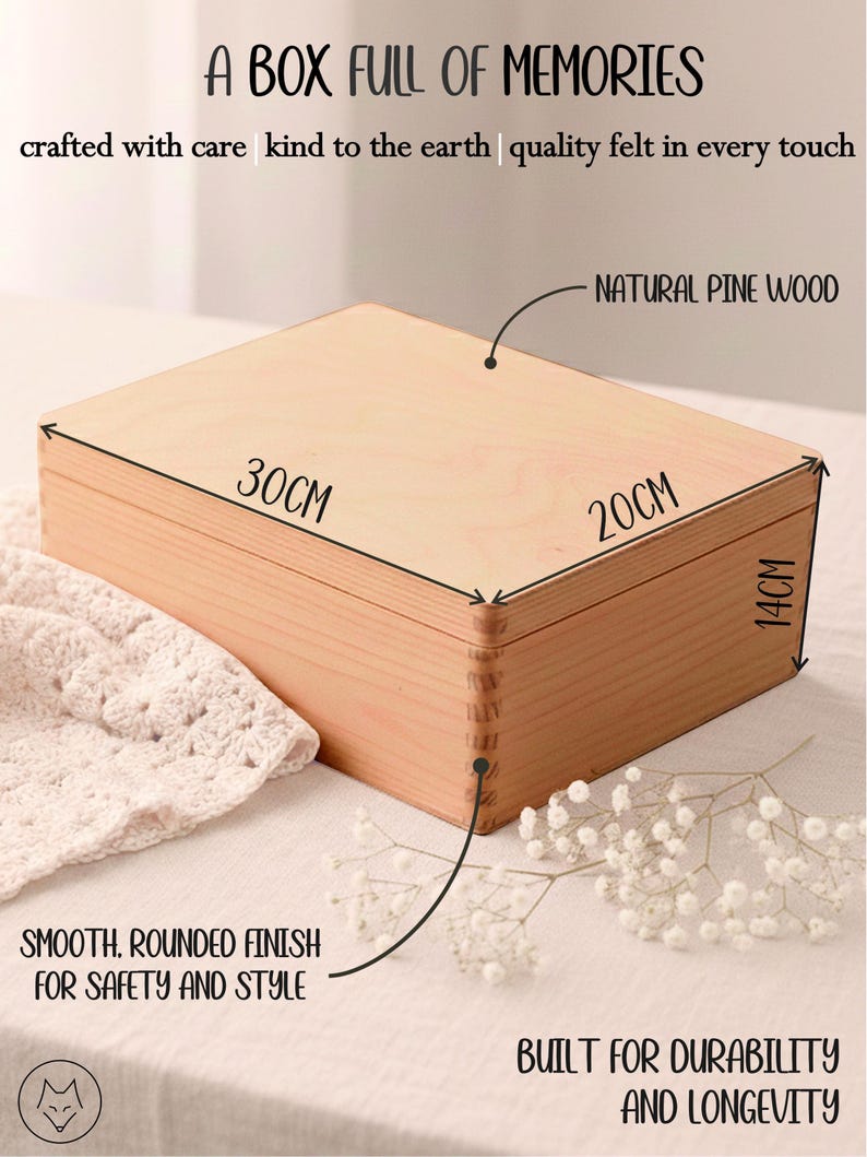 Op de afbeelding: Een houten kist van natuurlijk grenenhout, afmetingen 30 cm x 20 cm x 14 cm, met een gladde, afgeronde afwerking. De tekst op de kist luidt "A Box Full of Memories" en "Built for Durability and Longevity."