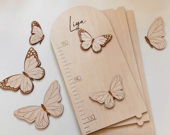 Personalisierte Messlatte für Kinder aus Holz, Geburtstagsgeschenk, Kinderzimmer Deko, Wanddeko, Geschenk für Kinder mit Schmetterlingen