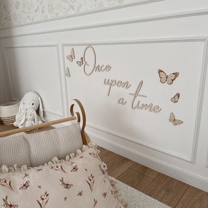 Iscrizione in legno C&#39;era una volta |Iscrizione in legno | Asilo | Farfalle in legno|decorazione per la cameretta dei bambini| Schriftzüge |Wandschriftzüge