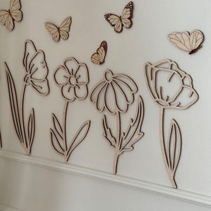 Holzblumen mit Schmetterlingen für ein Kinderzimmer