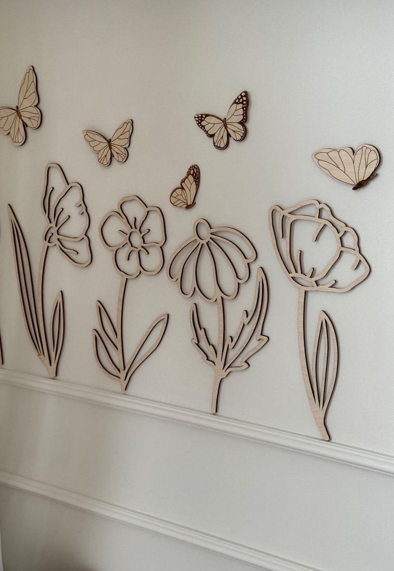Holzblumen mit Schmetterlingen für ein Kinderzimmer