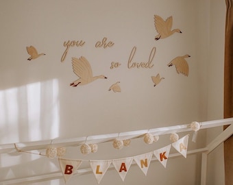 Du bist so geliebt Inschrift an der Wand,Holzworte, Holzwanddekoration, Kinderzimmer, Kinderzimmer Holzgänse Hölzerne Gänse, süsse Träume