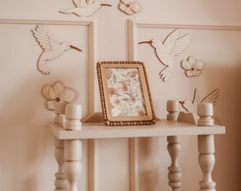Wooden hummingbird wall decoration, Wanddeko aus Holz, Holzanhänger Kolibri, Holzdekoration, Kinderzimmer Dekoration, Wildblumen aus Holz