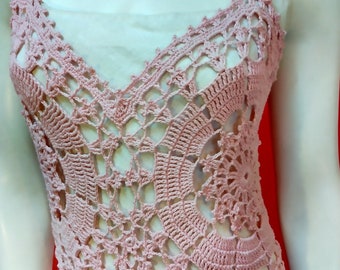 ピンクのハンドメイドコットンクロシェトップス：ノースリーブのボヘミアンサマーブラウス