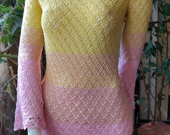 Vestido degradado tejido a mano: Prenda bohemia de punto de algodón amarillo y rosa, hecho a medida.