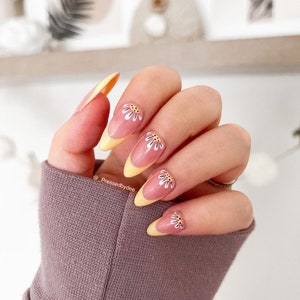 Daisy Yellow - Pastellgelbe French Tips mit Gänseblümchen