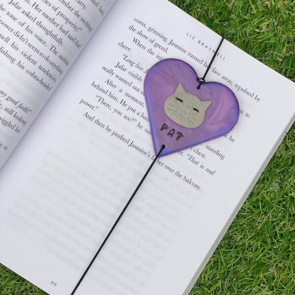 Personalised elastic bookmark, heart shape bookband in purple with a cute cat. Gift for bookworms, book lovers, cat lovers