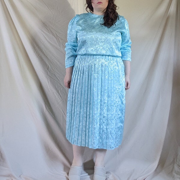 Plus Size / Bust 52 / Waist 30-42 / Hip 58 / Vintage 1980s Powder Blue Floral Blouson Dress by In Cinque / 20 1X 2X