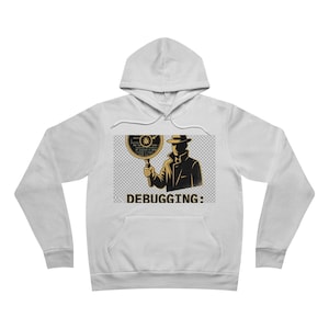 Può includere: Felpa con cappuccio bianca con una grafica di un detective che tiene in mano una lente d'ingrandimento, con la scritta "DEBUGGING:" sotto. La grafica è in tonalità nere e oro. La felpa ha una tasca frontale e un cappuccio con coulisse.
