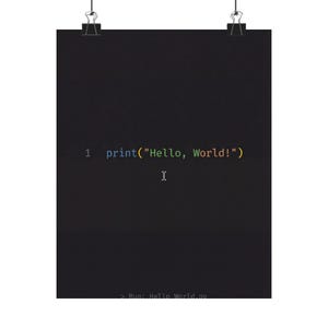 Può includere: Un poster nero con il codice Python "print("Hello, World!")" in un font colorato. Il poster è tenuto da due clip in alto.