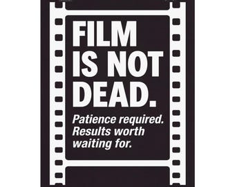 Plakat z manifestem „Film nie umarł” | Wydruk fotografii analogowej | Sztuka ścienna z aparatem | Dekoracja ciemni