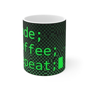Può includere: Tazza da caffè in ceramica bianca con un motivo a scacchi neri e verdi. La tazza presenta il testo "code; coffee; repeat;" in verde, un riferimento umoristico alla routine quotidiana di un programmatore o coder.