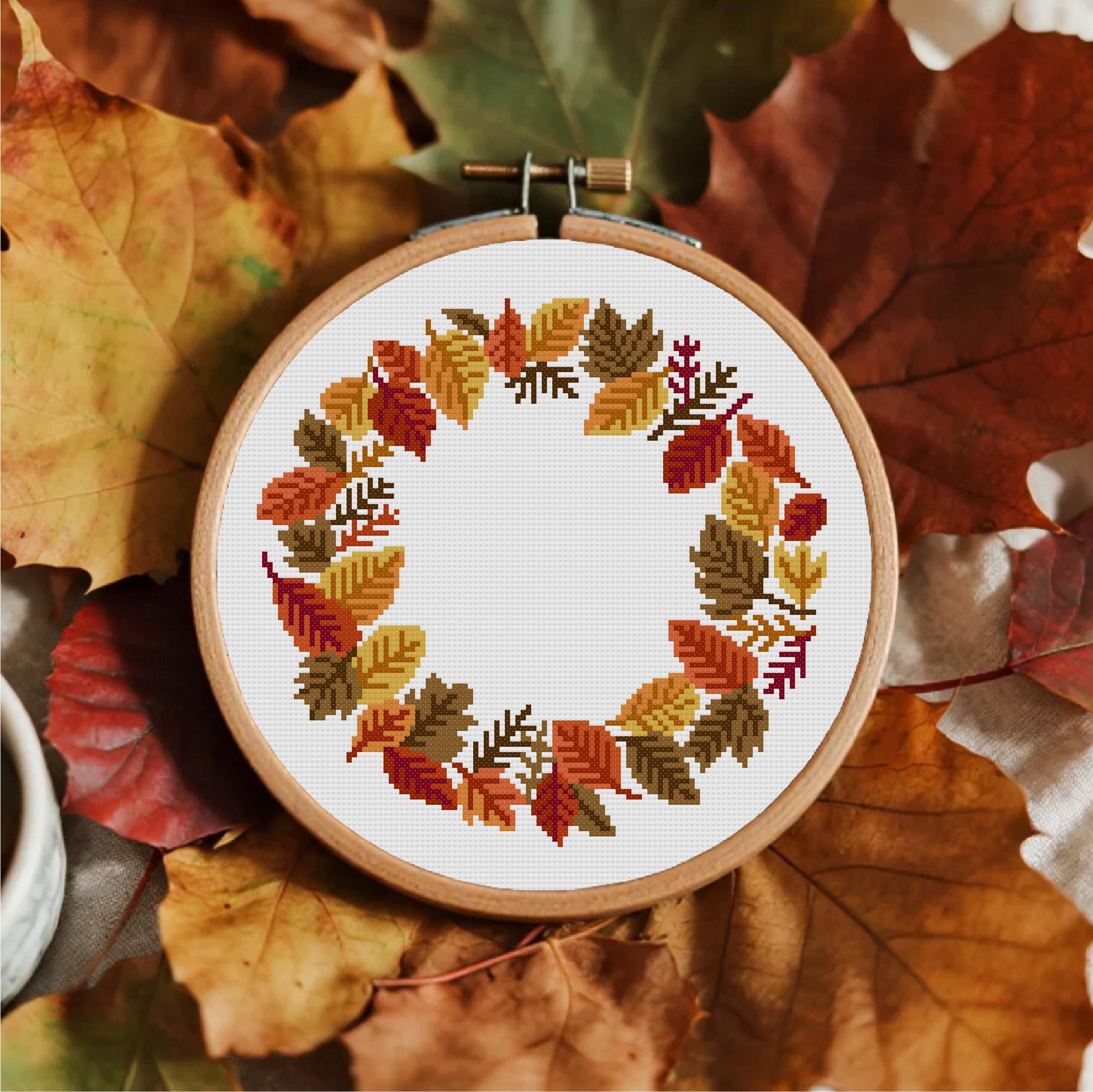 秋のリースのクロスステッチパターン 秋のクロスステッチ 秋の葉の