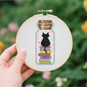 Gato y libros en punto de cruz. Patrón de punto de cruz de botella. Gato en punto de cruz. Gato negro en punto de cruz. Patrón PDF. Descarga instantánea.