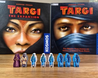 Könnte beinhalten: Zwei Spielboxen für das Brettspiel Targi: The Expansion, mit einem blau-weißen KOSMOS-Logo. Die Boxen zeigen Illustrationen von Menschen in traditioneller Kleidung. Im Vordergrund befinden sich sieben Spielfiguren, darunter eine lilafarbene weibliche Figur und sechs blaue männliche Figuren.