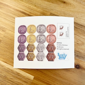 Puede incluir: Una hoja de pegatinas para el juego de mesa Brass: Lancashire. Las pegatinas muestran monedas de oro, plata y morado con el símbolo de la libra y fichas hexagonales de puntos de victoria con las letras VP.