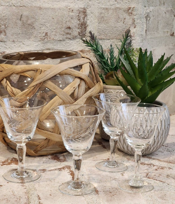 Beautiful Vintage etched glass wine glasses 1950s, i think (set of 4)