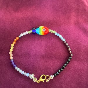 Pulseras de piedras preciosas arcoíris astrológicas hechas a medida, alineadas con tu carta natal para maximizar el equilibrio elemental y de los chakras.