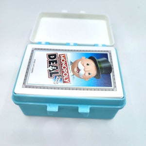 Caja de cartas para el juego de cartas Monopoly Deal