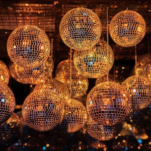 Tło dyskotekowe Glitterball. Tło imprezowe w stylu lat 80. i 90. Dwa rozmiary do wyboru: szer. 7 stóp x wys. 5 stóp lub szer. 8,2 stopy x wys. 5,9 stopy. Wyposażone w pętle do zawieszania.