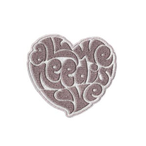 Peut inclure: Écusson brodé en forme de cœur de couleur mauve clair, avec l'inscription "All You Need Is Love" en blanc dans une police stylisée. Le patch a une bordure blanche et est adapté aux vêtements ou accessoires.