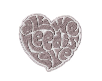 Parche termoadhesivo “todo lo que necesitamos es amor” – Parche de corazón bordado – Borde rosa pastel brillante – Personalización de prendas