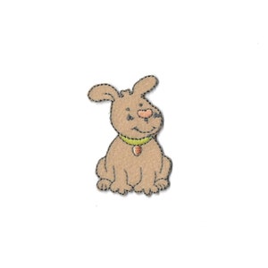 Op de afbeelding: Een beige geborduurde hondenpatch met een lichtgroene halsband en een klein oranje label. Het ontwerp is omlijnd met donkergrijze stiksels en toont een zittende puppy met hangende oren, een roze neus en een eenvoudig gestikte glimlach.