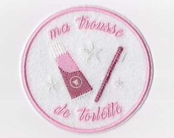 Parche termoadhesivo “Mi neceser” para el baño: cepillo y pasta de dientes, hilo rosa brillante, personalización de tela.
