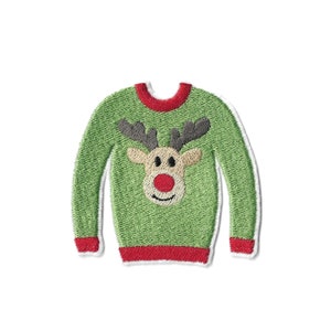 Peut inclure: Un écusson brodé en forme de pull vert à manches longues. Le pull présente un col, des poignets et un ourlet rouges. Un visage de renne avec un nez rouge proéminent et des bois gris est centré sur le devant du pull vert.