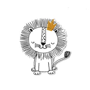 Pode incluir: Patch bordado com um leão de desenho animado com uma coroa dourada. O leão tem um rosto branco, detalhes pretos e uma juba preta e branca. Ideal para roupas ou acessórios.