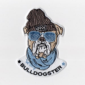 Bulldogg strykmärke – snygg bulldogg hundmärke – glasögon, mössa, halsduk – broderad märke – klädanpassning