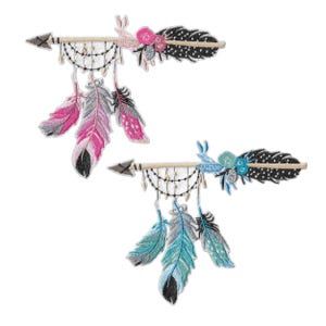 Può includere: Due toppe ricamate in stile bohémien. Ogni toppa presenta una freccia con un design a piume, un acchiappasogni e piume pendenti. Una toppa ha piume rosa e grigie, l'altra ha piume blu e grigie.