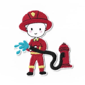 Può includere: Toppa ricamata raffigurante un pompiere dei cartoni animati in uniforme e casco rossi, che tiene in mano un tubo nero con acqua blu che esce. È presente anche un idrante rosso. La toppa è su sfondo bianco.