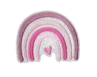Parche termoadhesivo de corazón arcoíris rosa: un parche infantil dulce y original para personalizar ropa de bebé. Bordado artesanal.